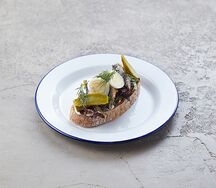 Бутерброд со шпротами на зубок