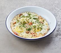 Яичница с томатами и сыром