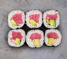 Ролл с тунцом и авокадо