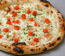 Пицца с ветчиной и томатами