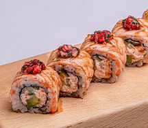 Ролл лосось, клубника, базилик