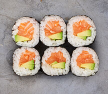 Ролл с лососем и авокадо