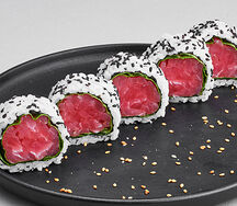 Ролл с тунцом и соусом юдзу