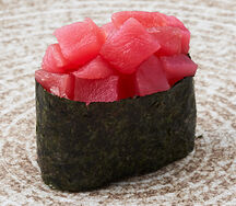 Гункан тунец спайси