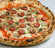 Пицца с охотничьими колбасками и грибами