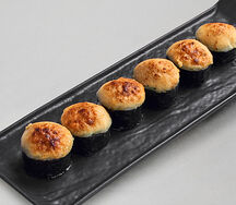 Ролл запеченный с лососем и сырным соусом