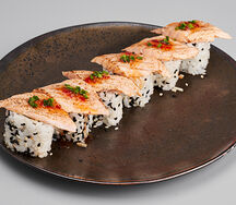 Ролл с опаленным лососем в чили-сладком соусе