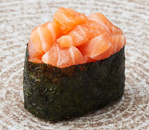 Гункан лосось спайси