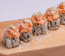 Запеченный ролл с лососем и чипсами из пармезана