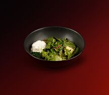 Зелёный салат со страчателлой 