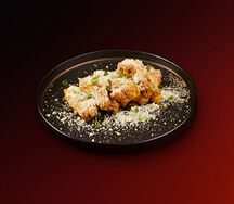 Крылья сырные с криспи-беконом