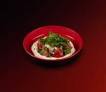 Салат с розовыми томатами, страчателлой, кедровыми орешками и семечками