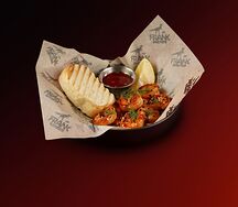 Жареные креветки с хрустящей чиабаттой