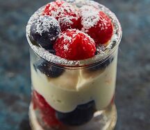 Сезонные ягоды со сливочным кремом, черника, киви. Слива, груша и т. т. Ягоды меняються, в свчзи с сезоном