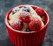 Сезонные ягоды с заварным кремом