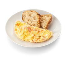 Омлет с сыром и томатами