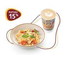 Скрэмбл с беконом, пармезаном, томатами и кофе