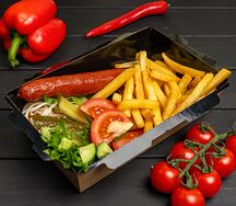 Ланч-бокс с картошкой фри и говяжьей колбаской