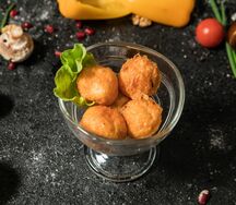 Сырные шарики с беконом под чесночным соусом