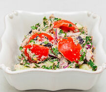 Салат овощной с орехами