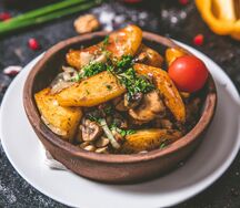 Шампиньоны с картофелем, жаренные в кеци