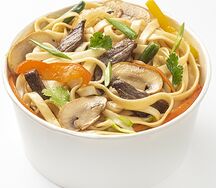 Рисовая лапша с говядиной и шампиньонами в сливочном соусе
