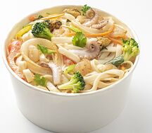 Удон с морепродуктами и брокколи в сливочном соусе