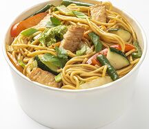 Яичная лапша с курицей и цукини в соусе терияки