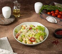Салат Цезарь с курицей