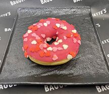 Донат с клубничной начинкой