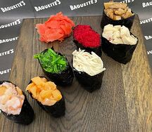 Гункан с жареным лососем