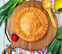 Пирог с зеленым луком и рисом большой