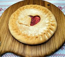 Пирог с клубникой маленький