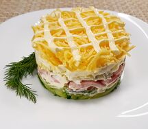Салат-коктейль сыр и ветчина