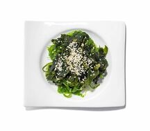 Салат чука с ореховым соусом