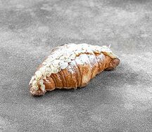 Круассан с миндалем