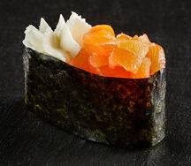 Гункан с лососем и сыром