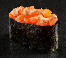 Гункан с лососем острый