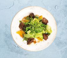 Салат с куриной печенью и апельсином