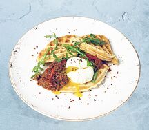 Вафли с мясом и яйцом пашот