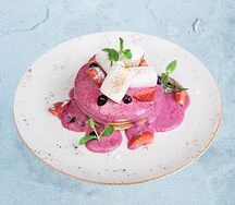 Панкейки с черной смородиной и маршмеллоу