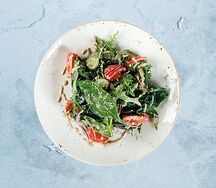 Салат с овощами и ореховым соусом