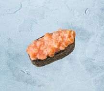 Гункан с острым лососем