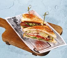 Горячий сэндвич с курицей и беконом