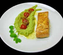 Рыба на гриле, картофельное пюре с соусом песто и томатами черри