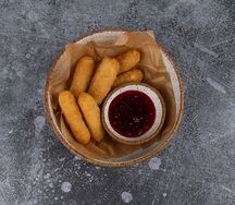 Сырные палочки с малиновым вареньем