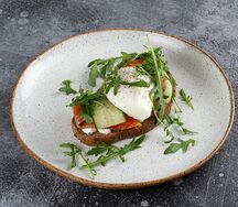 Брускетта с форелью и авокадо