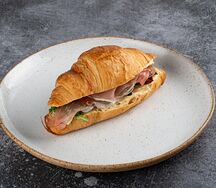 Круассан с пармой