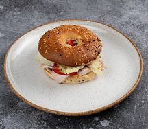 Бейгл с пастрами из индейки