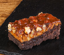 Пирожное Брауни с карамелью и фундуком